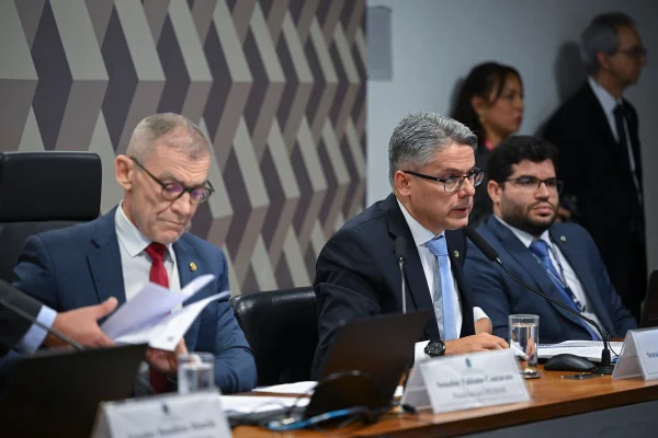 CPI do Crime Organizado: relator fala em “complexo de rei” no STF e propõe PEC