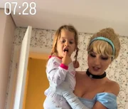 Maria Flor recebeu a visita da Cinderela no dia de seu aniversário Maria Flor recebeu a visita da Cinderela no dia de seu aniversário