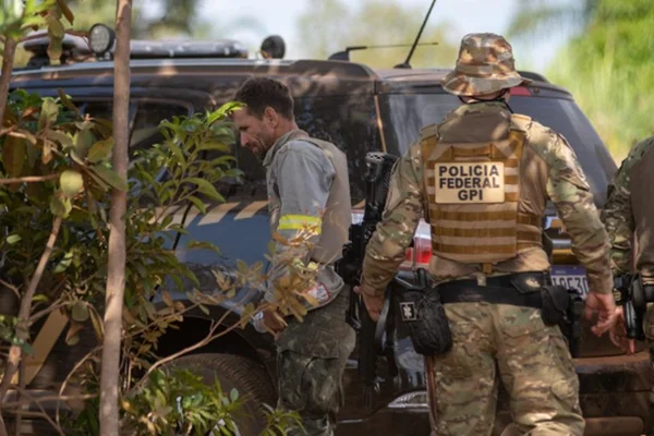 caçados com policiais federais