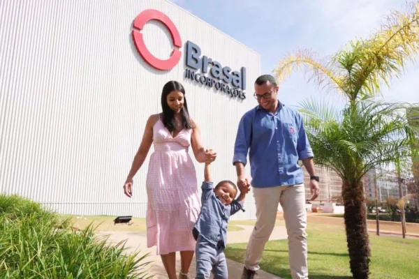 Dia dos Pais: engenheiro da Brasal é surpreendido com homenagem