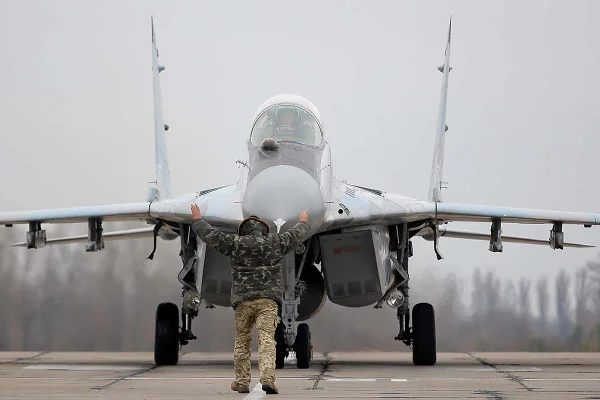 Sessão de treinamento da Força Aérea Ucraniana em uma base aérea militar na vila de Vasylkiv