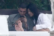 De férias, Kourtney Kardashian impressiona com foto mostrando o bumbum - imagem 6 De férias, Kourtney Kardashian impressiona com foto mostrando o bumbum - imagem 6