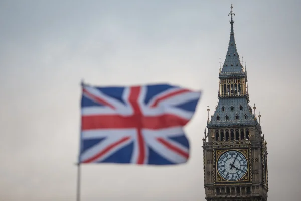 Imagem colorida da bandeira do Reino Unido. Ao fundo, o Big Ben - Metrópoles