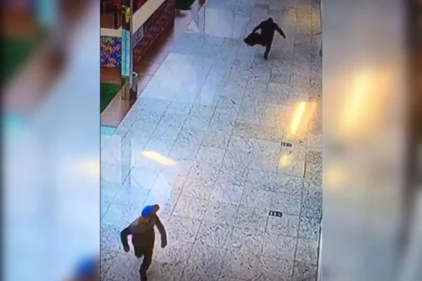 Vídeo: assaltantes roubam joalheria em shopping de Balneário Camboriú