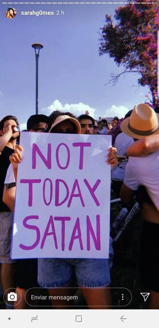 A frase do programa RuPaul's Drag Race apareceu na manifestação brasiliense A frase do programa RuPaul's Drag Race apareceu na manifestação brasiliense