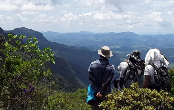 pessoas fazendo trilha em Minas Gerais