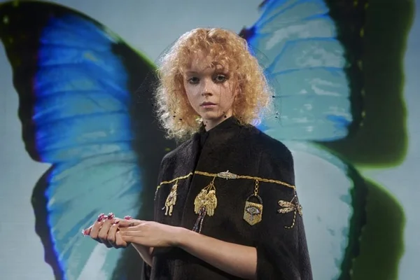 Grife francesa Schiaparelli resgata o ready-to-wear com a linha Story