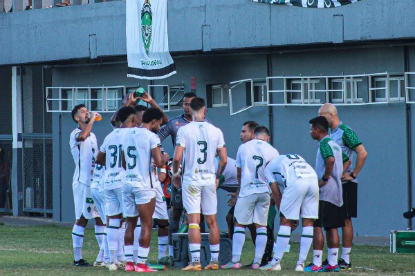 Jogadores do Manaus se hidratam em pausa contra o Trem no Brasileirão Série D Will Bank