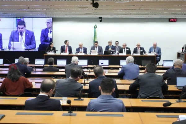 Foto colorida do grupo de trabalho que analisou o projeto do Comitê gestor do IBS da reforma tributária na Câmara dos Deputados - Metrópoles