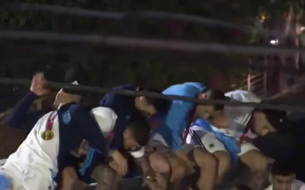 Jogadores da Argentina quase são atingidos por cabo durante desfile
