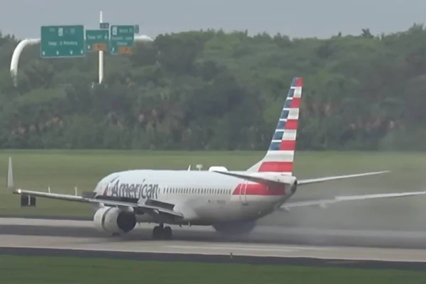 imagem colorida pneu de avião estoura decolagem eua
