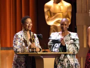 Debbie Allen recebeu sua estatueta da atriz Cynthia Erivo 