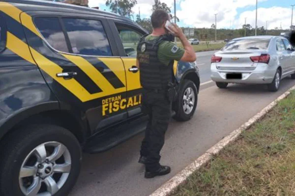 Detran flagra carro com 648 infrações e mais de R$ 100 mil em débitos