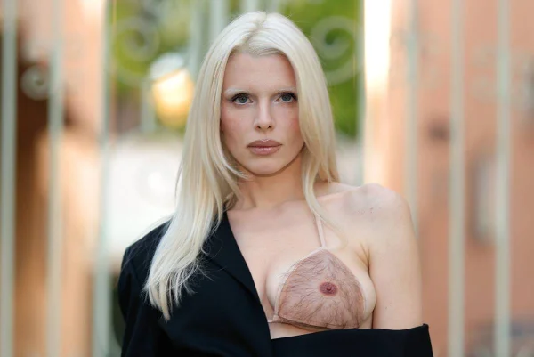 Foto colorida de Julia Fox de biquíni - Metrópoles