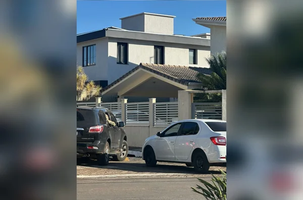 imagem colorida pf realiza operação na casa de jair bolsonaro