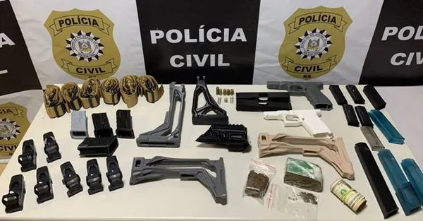 Peças de arma em cima de uma mesa
