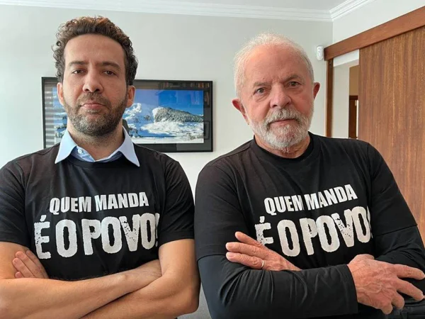 andre janones e lula com camiseta: quem manda é o povo