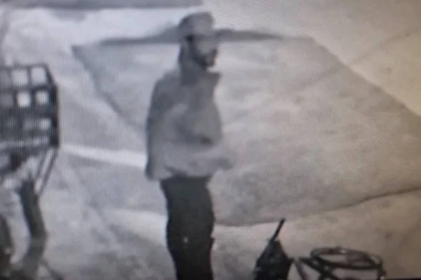 Vídeo: arrependido, ladrão furta câmera e volta para devolver objeto - destaque galeria Vídeo: arrependido, ladrão furta câmera e volta para devolver objeto - destaque galeria