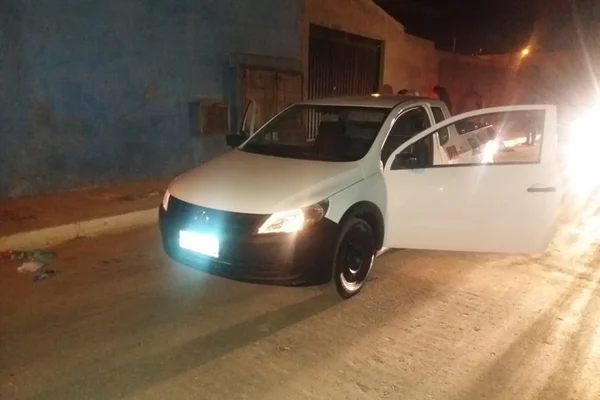 Trio é flagrado com a boca na botija empurrando carro furtado no DF