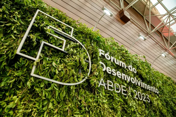 Imagem aérea do espaço do evento com estrutura moderna e área verde ao redor