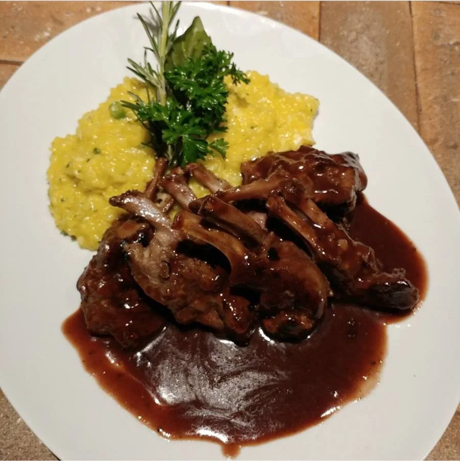 <b>Vila Cinco –</b> Atende todos os tipos de público, do happy hour ao jantar. Serve um carré dos deuses! <b>Vila Cinco –</b> Atende todos os tipos de público, do happy hour ao jantar. Serve um carré dos deuses!
