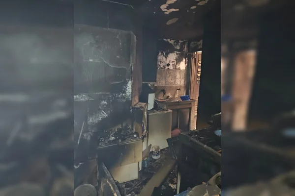 Cozinha após explosão de gás em apartamento de Taguatinga