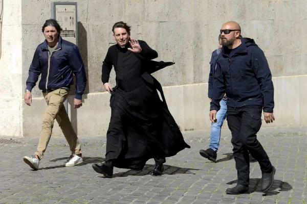 Imagem colorida do padre Antonio Coluccia - Metrópoles