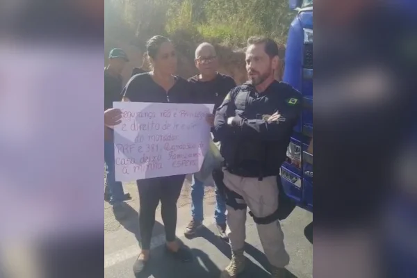 Moradores bloqueiam BR-381