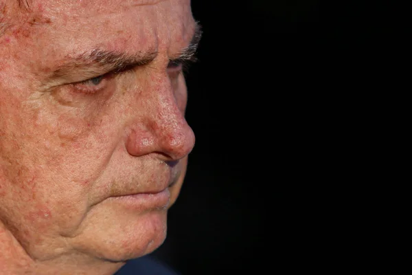 Ex-presidente Jair Bolsonaro (PL) fala com jornalistas após depoimento à Polícia Federal - metrópoles