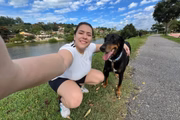 Thor e sua tutora durante passeio 