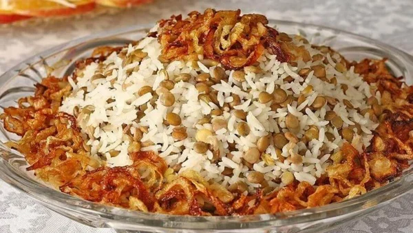 Na foto, arroz com lentilhas e cebola dourada