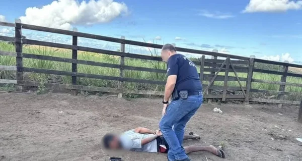 imagem colorida homem preso por assassinato com foice