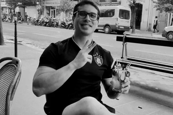 Cantor Ayres Sasaki posa, sorridente, para as redes sociais - Metrópoles