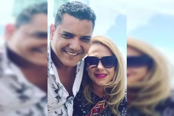 Imagem colorida de um homem e uma mulher
