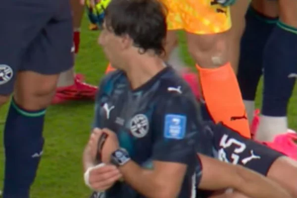 Galarza, autor do gol do Paraguai, viraliza ao pegar relógio de árbitro