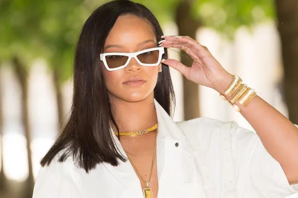 Rihanna é acusada de racismo e motivo envolve sua linha de maquiagem