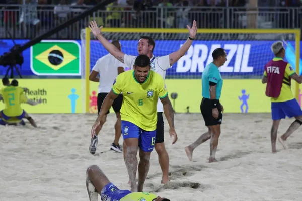Foto colorida da Seleção Brasileira comemorando vaga na final da Copa do Mundo de Futebol de Areia - Metrópoles