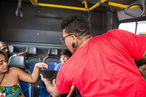 Após ação de Flávio Bolsonaro, TJ do Rio veta artistas de rua no metrô