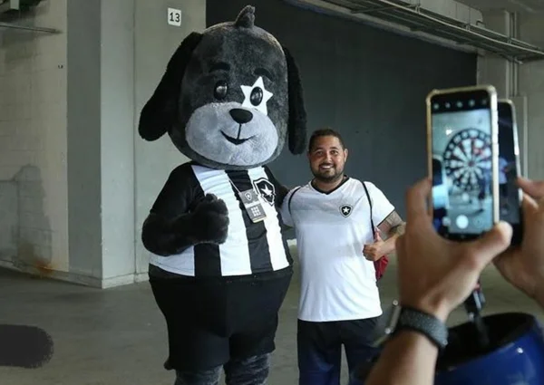 Em resposta a áudio que viralizou, Botafogo faz “upgrade” em mascote