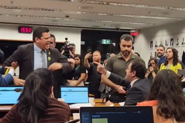 Deputados Gilvan da Federal (PL-ES) e Glauber Braga (PSol-SP) discutem em sessão da Comissão de Segurança Pública da Câmara dos Deputados