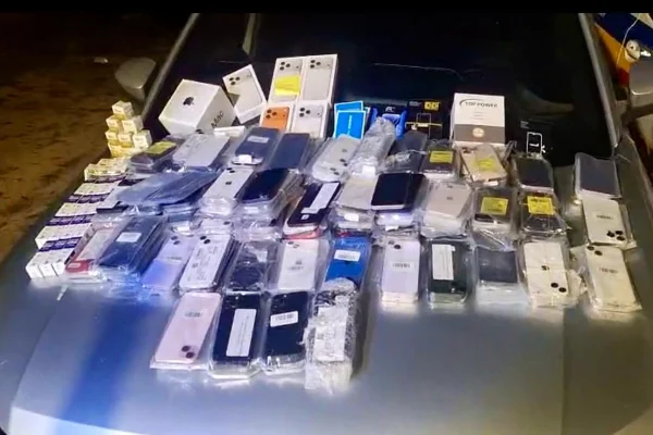 PF e PM apreendem 251 celulares escondidos em painel de carro em MG