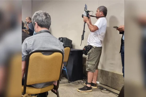 Bolsonarista usando tornozeleira eletrônica aparece tirando fotos com um aparato filmográfico durante pronunciamento golpista de Valdemar Costa Neto, presidente do PL - Metrópoles