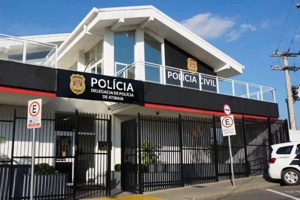 Imagem colorida mostra fachada da delegacia de Atibaia, que investiga caso de pai que matou filho - Metrópoles