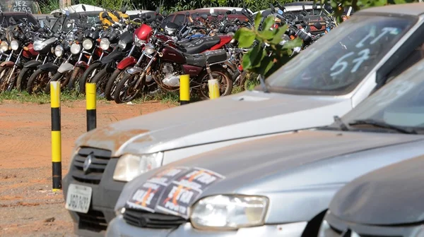 Detran abre visitação para 1,5 mil veículos a serem leiloados