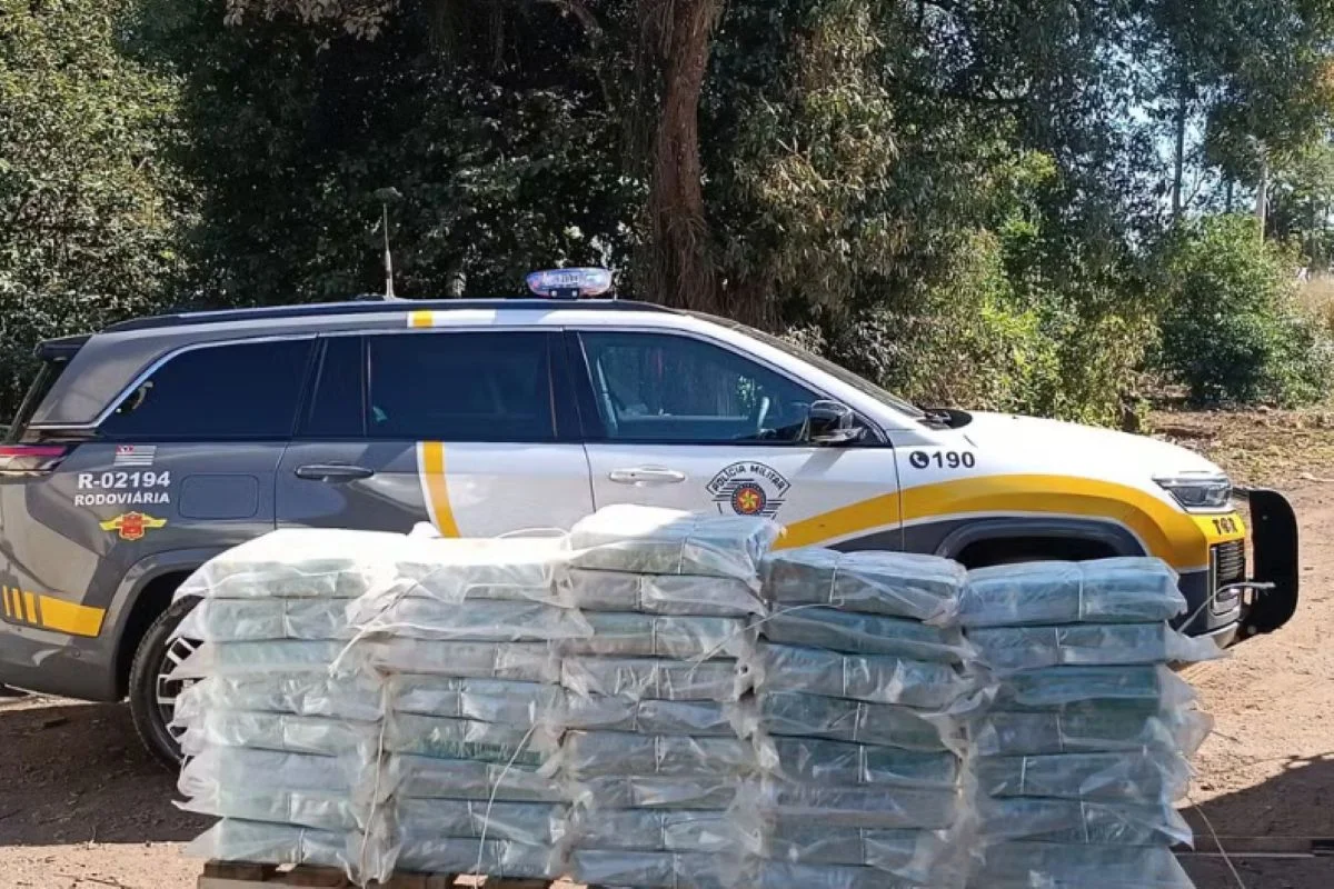 Polícia apreende R$ 3,2 milhões em cocaína escondida em teto de furgão