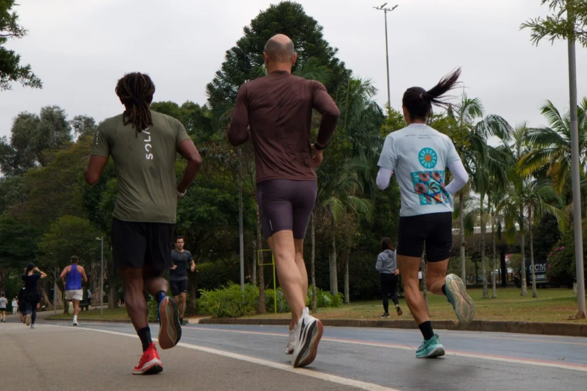 Corredores no Parque Ibirapuera, em São Paulo Corredores no Parque Ibirapuera, em São Paulo