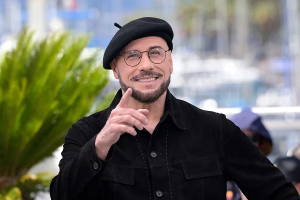 Nova aparência de John Travolta em Cannes gera comparações com Ed Gama