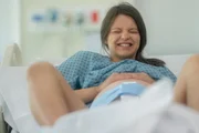 No procedimento, o obstetra retira a cabeça da criança e uma parte do tórax