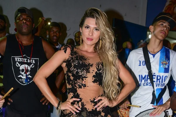 Lívia Andrade ataca Lulu Santos após crítica à MPB: “Aceita, bundão”