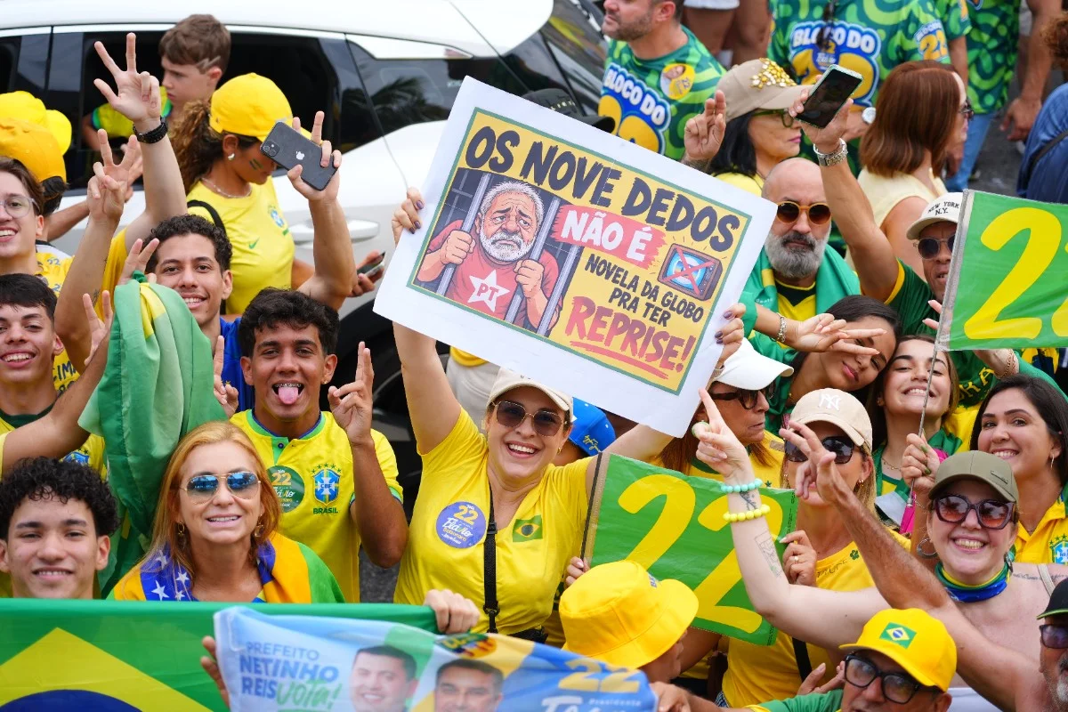 Ao lado de aliados, Flávio Bolsonaro reúne multidão nas ruas do Rio - imagem 5 Ao lado de aliados, Flávio Bolsonaro reúne multidão nas ruas do Rio - imagem 5